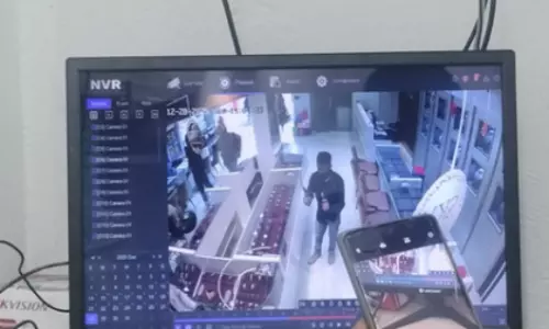 Karnataka के हुनसुर में हथियारबंद गैंग की दहशत: 7 किलो सोने की लूट Karnataka के हुनसुर में हथियारबंद गैंग की दहशत: 7 किलो सोने की लूट