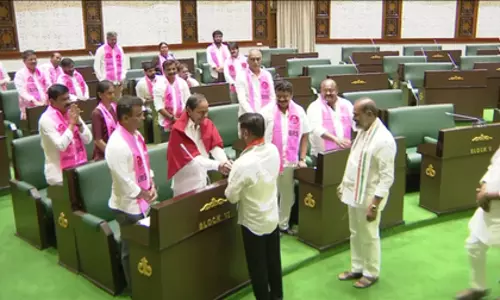 शब्दों की तीखी जंग के बीच, रेवंत रेड्डी ने KCR से हाथ मिलाया
