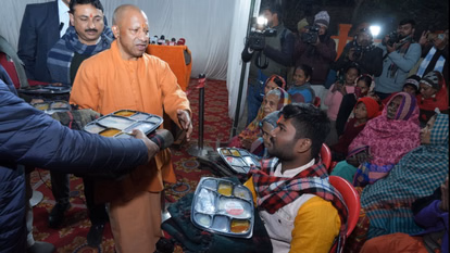 Gorakhpur: CM योगी ने ठंड के बावजूद सेवा कार्य जारी रखा Gorakhpur: CM योगी ने ठंड के बावजूद सेवा कार्य जारी रखा