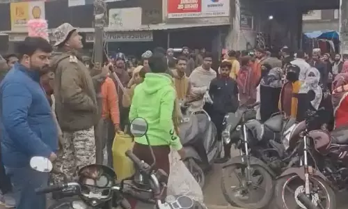 Bareilly: संडे बाजार में नियम तोड़ने वालों पर कार्रवाई Bareilly: संडे बाजार में नियम तोड़ने वालों पर कार्रवाई