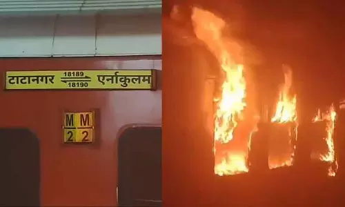 Andhra : एक्सप्रेस ट्रेन में आग लगने से एक की मौत, कई यात्री घायल Andhra : एक्सप्रेस ट्रेन में आग लगने से एक की मौत, कई यात्री घायल
