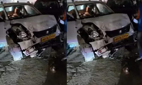 Gurgaon: नशे में कैब चालक ने स्कूटी को मारी टक्कर, कई घायल Gurgaon: नशे में कैब चालक ने स्कूटी को मारी टक्कर, कई घायल