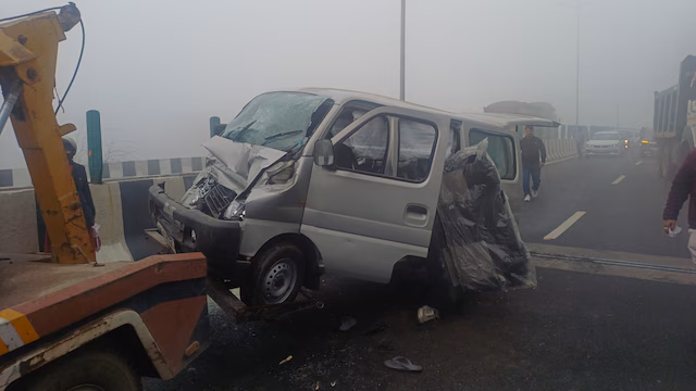 Sonipat: ट्रक और कार की टक्कर, कोहरे में सड़क हादसा