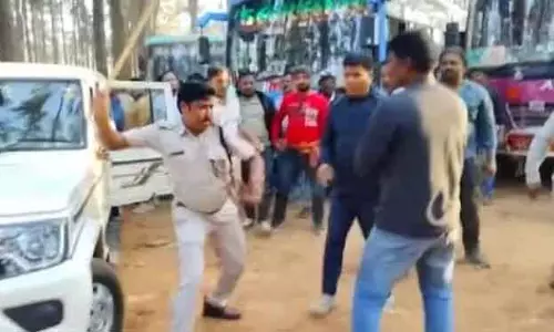 Daringbadi जंगल में पिकनिक मनाने वालों के बीच झड़प पर लाठीचार्ज Daringbadi जंगल में पिकनिक मनाने वालों के बीच झड़प पर लाठीचार्ज