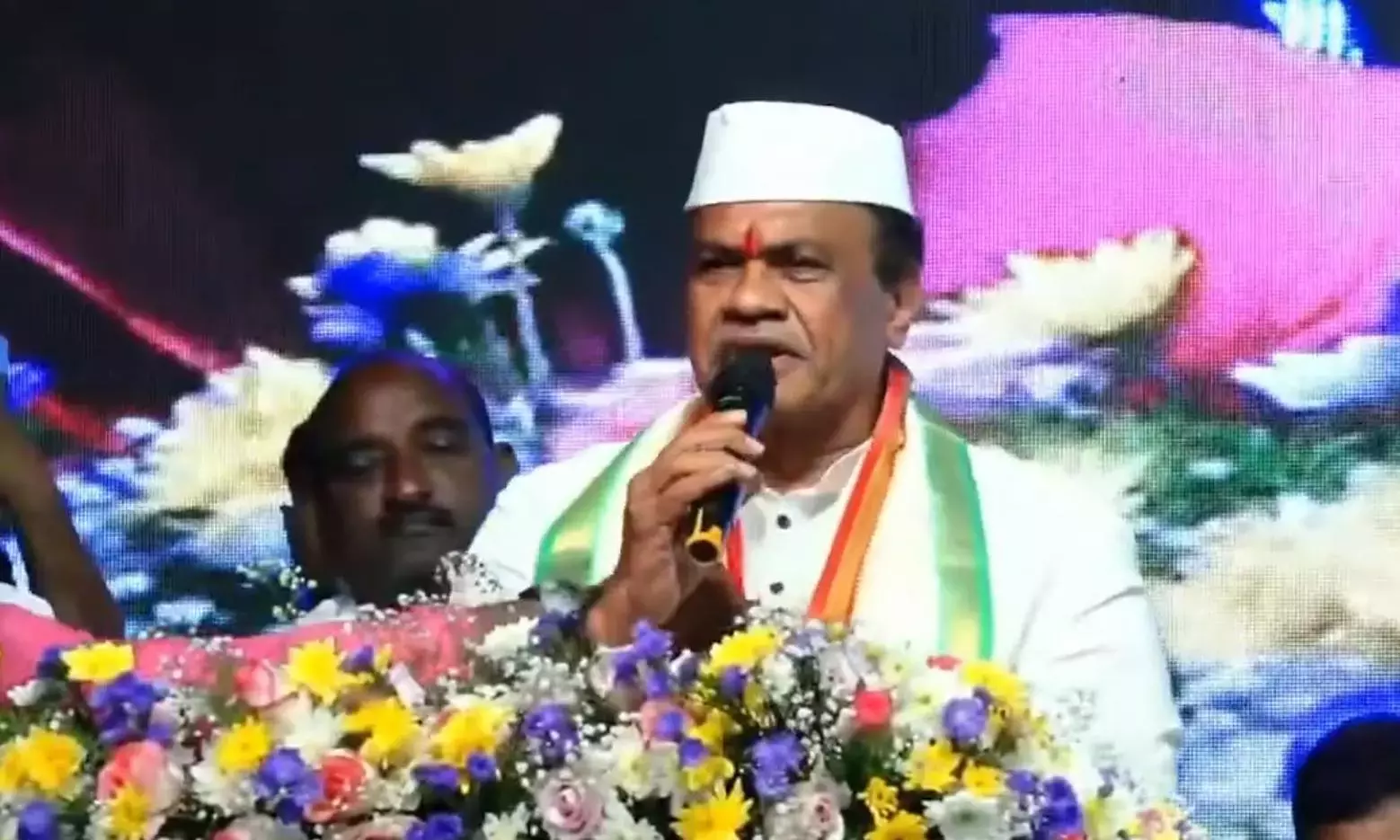 Komatireddy ने केसीआर को कविता के भ्रष्टाचार के दावों का जवाब देने की चुनौती दी Komatireddy ने केसीआर को कविता के भ्रष्टाचार के दावों का जवाब देने की चुनौती दी