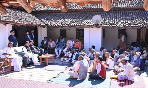 CM साय ने गुरु पीठाधीश्वर संत बभ्रुवाहन सिंह महाराज से लिया आशीर्वाद