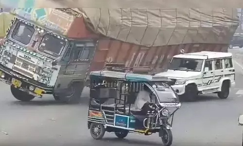 UP में भूसी ले जा रहा ट्रक पलटा, बोलेरो को कुचला