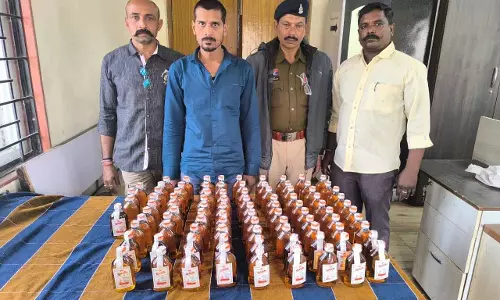 कोतवाली, तेलीबांधा और मौदहापारा में पुलिस की रेड, हिस्ट्रीशीटर रवि साहू सहित 4 आरोपी गिरफ्तार कोतवाली, तेलीबांधा और मौदहापारा में पुलिस की रेड, हिस्ट्रीशीटर रवि साहू सहित 4 आरोपी गिरफ्तार