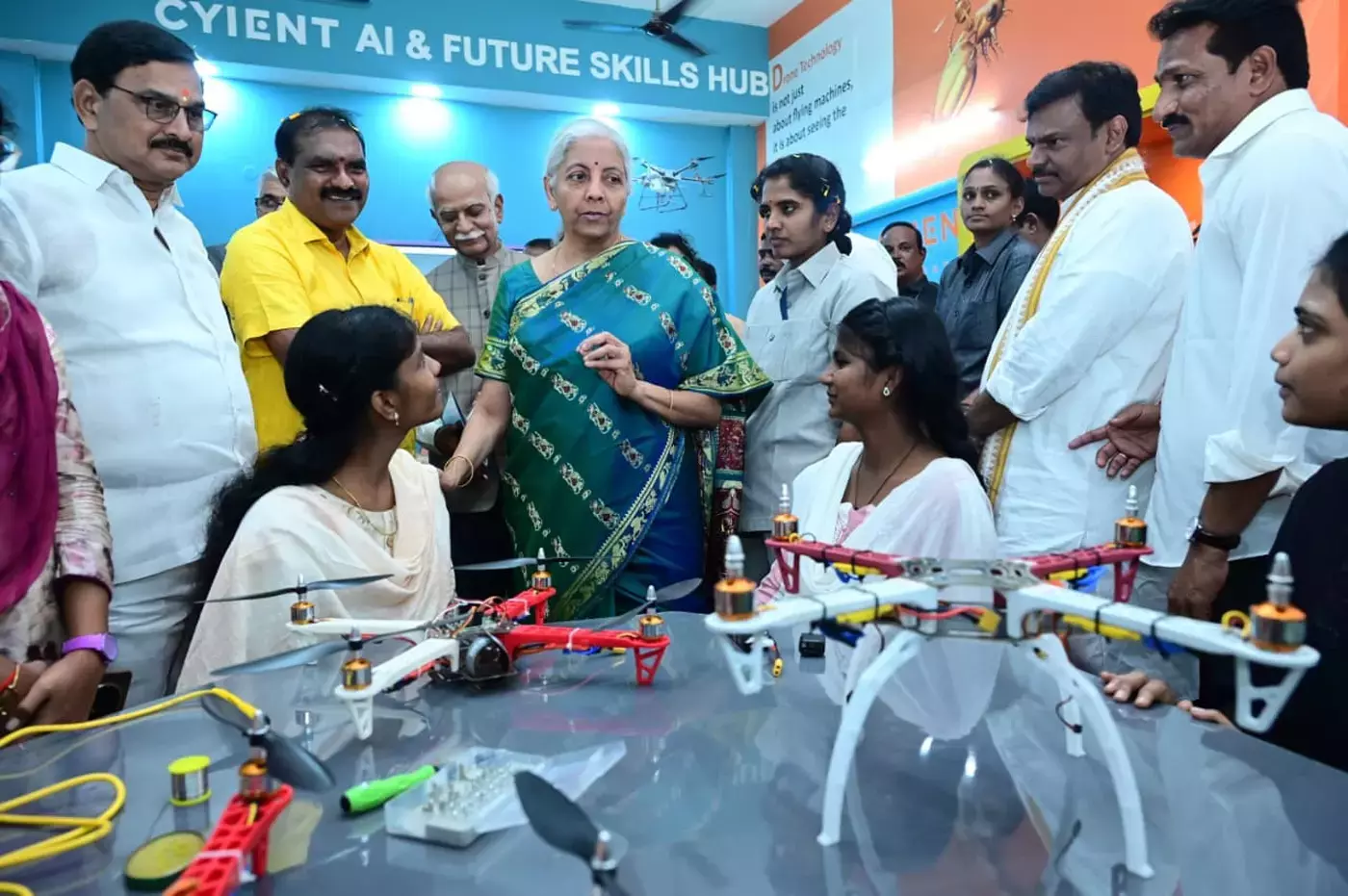 पश्चिम गोदावरी में फ्यूचर स्किल्स हब युवाओं, महिलाओं, किसानों, SHGs को सशक्त बनाएगा पश्चिम गोदावरी में फ्यूचर स्किल्स हब युवाओं, महिलाओं, किसानों, SHGs को सशक्त बनाएगा