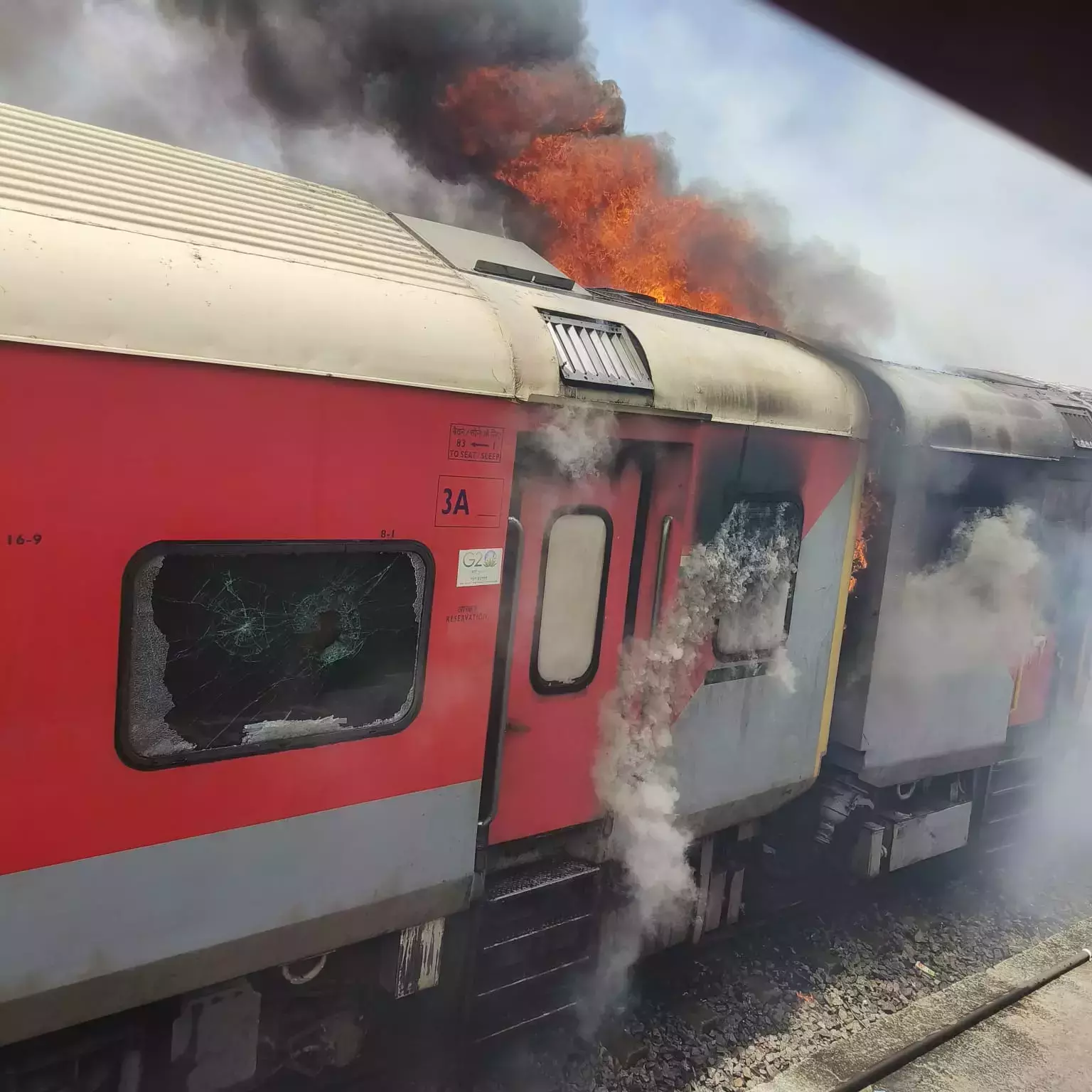 टाटानगर-एर्नाकुलम Express के डिब्बों में आग लगने से एक व्यक्ति की मौत टाटानगर-एर्नाकुलम Express के डिब्बों में आग लगने से एक व्यक्ति की मौत