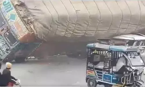 UP के रामपुर में ओवरलोडेड ट्रक डिवाइडर पर चढ़कर SUV पर गिरा, एक की मौत