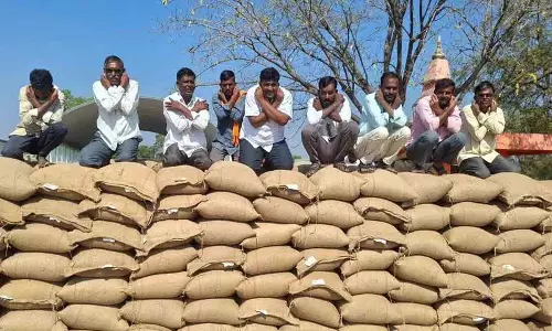 Adilabad जिले के बेला मार्केट यार्ड में किसानों का विरोध प्रदर्शन Adilabad जिले के बेला मार्केट यार्ड में किसानों का विरोध प्रदर्शन