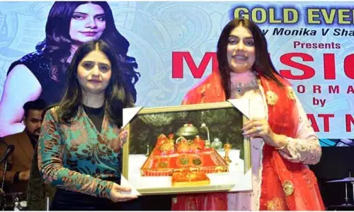 Mannat Noor ने संगीत समारोह में भीड़ को मंत्रमुग्ध कर दिया Mannat Noor ने संगीत समारोह में भीड़ को मंत्रमुग्ध कर दिया
