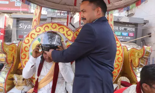 दूल्हा-दुल्हन के सामुहिक विवाह में निकली जागरूकता बारात, धमतरी एसपी ने बांटे हेलमेट दूल्हा-दुल्हन के सामुहिक विवाह में निकली जागरूकता बारात, धमतरी एसपी ने बांटे हेलमेट