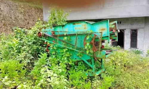 Kerala : अधिकारियों की लापरवाही से खेती की मशीनें झाड़ियों में पड़ी Kerala : अधिकारियों की लापरवाही से खेती की मशीनें झाड़ियों में पड़ी