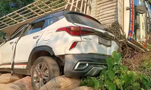 Odisha के तप्तपानी घाट पर ट्रक कार पर पलट गया, ड्राइवर फंस गया