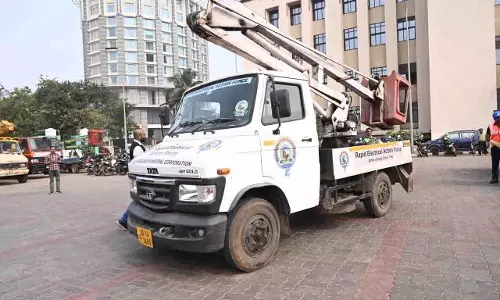 Bhubaneswar: स्ट्रीट लाइट मरम्मत के लिए फोर्स तैनात Bhubaneswar: स्ट्रीट लाइट मरम्मत के लिए फोर्स तैनात