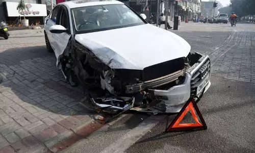 Ludhiana: तेज़ रफ़्तार कार ने प्लाक को नुकसान पहुंचाया Ludhiana: तेज़ रफ़्तार कार ने प्लाक को नुकसान पहुंचाया