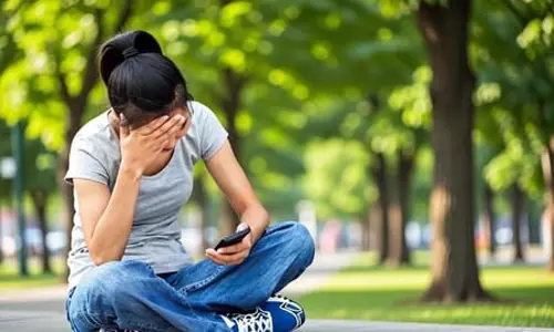 Smartphones: स्मार्टफोन बन रहा आपकी सेहत का दुश्मन, जानें कैसे? Smartphones: स्मार्टफोन बन रहा आपकी सेहत का दुश्मन, जानें कैसे?