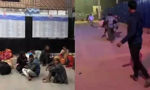 युवकों की मांग के चलते बालेश्वर रेलवे स्टेशन पर हंगामा युवकों की मांग के चलते बालेश्वर रेलवे स्टेशन पर हंगामा