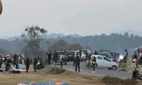 Himachal: बीर बिलिंग में पर्यटकों की भीड़ से सड़कें जाम Himachal: बीर बिलिंग में पर्यटकों की भीड़ से सड़कें जाम