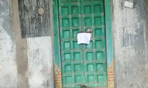 Chandrugonda मंडल में तिप्पनपल्ली राशन की दुकान सील Chandrugonda मंडल में तिप्पनपल्ली राशन की दुकान सील