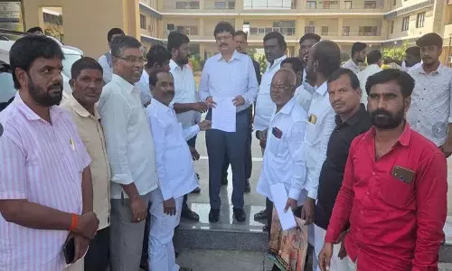 गैर-कानूनी तरीके से मिट्टी हटाने के संबंध में Collector हनुमंथा राव से अनुरोध