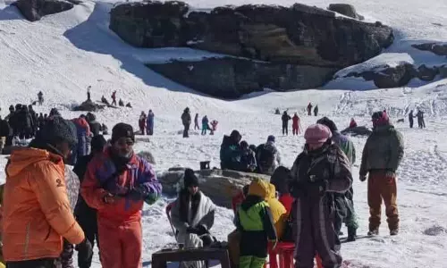 New Year से पहले रोहतांग और शिंकुला में ताज़ा बर्फबारी से पर्यटकों की चहल-पहल फिर से बढ़ गई New Year से पहले रोहतांग और शिंकुला में ताज़ा बर्फबारी से पर्यटकों की चहल-पहल फिर से बढ़ गई