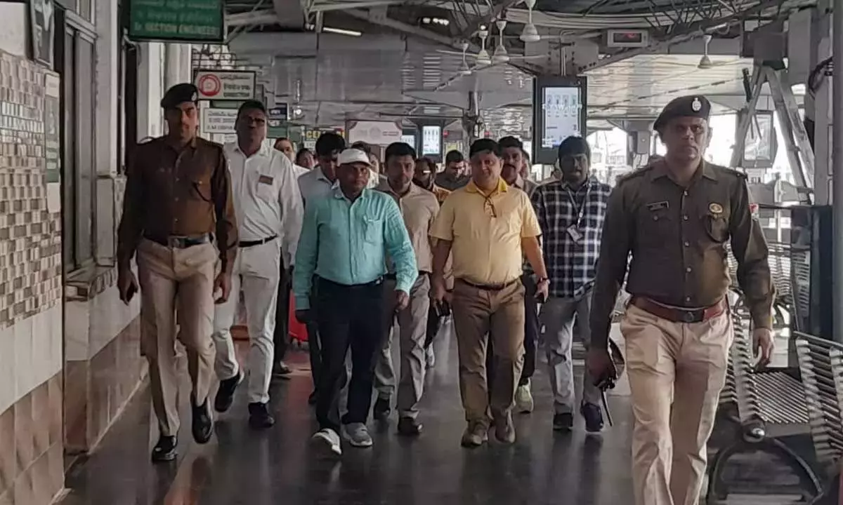 DRM ने विजाग रेलवे स्टेशन का औचक निरीक्षण किया DRM ने विजाग रेलवे स्टेशन का औचक निरीक्षण किया