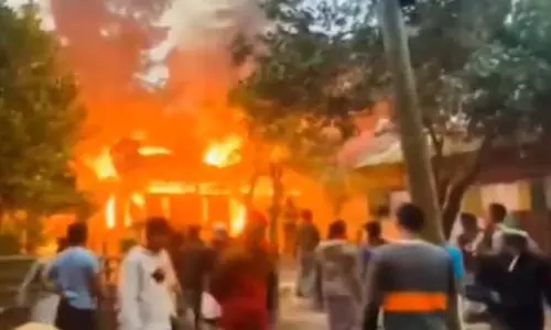 Bangladesh के पिरोजपुर में हिंदू परिवार के घर में आग लगा दी गई, तनाव बढ़ गया Bangladesh के पिरोजपुर में हिंदू परिवार के घर में आग लगा दी गई, तनाव बढ़ गया