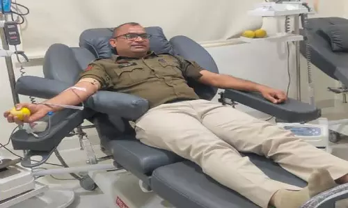 मानवता सबसे बड़ा धर्म: प्रधान आरक्षक यूसुफ खान के रक्तदान से बची घायल युवक की जान मानवता सबसे बड़ा धर्म: प्रधान आरक्षक यूसुफ खान के रक्तदान से बची घायल युवक की जान