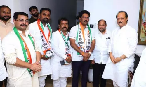 पुणे में BJP के उम्मीदवारों ने कैंडिडेट का नाम खारिज होने पर विरोध किया, घंटाघर की ओर बढ़े