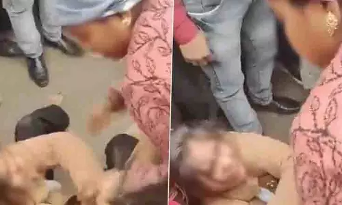 Uttar Pradesh में महिला ने सड़क पर पति की गर्लफ्रेंड को पीटा