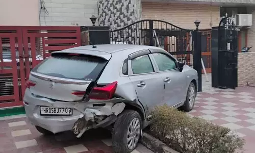 Panchkula में गाड़ी की टक्कर से गैर-कानूनी तरीके से पार्क की गई कार घर में घुस गई Panchkula में गाड़ी की टक्कर से गैर-कानूनी तरीके से पार्क की गई कार घर में घुस गई