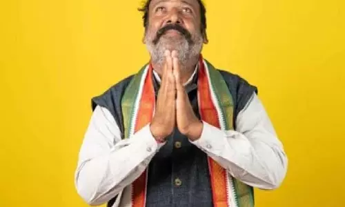 उम्मीदवार Nomination के लिए पत्थर की अंगूठियां और रस्सियां ​​लेकर दौड़े