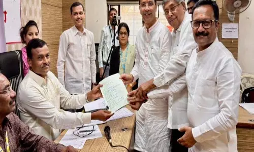 बिडकर, कुणाल तिलक और स्वरदा बापट ने पुणे में BJP से नामांकन दाखिल किया बिडकर, कुणाल तिलक और स्वरदा बापट ने पुणे में BJP से नामांकन दाखिल किया