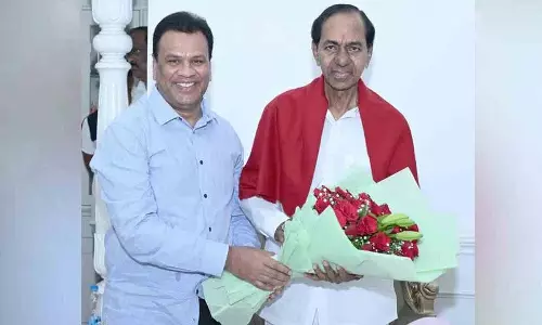 BRS ग्लोबल एनआरआई कोऑर्डिनेटर महेश बिगाला ने केसीआर से मुलाकात की BRS ग्लोबल एनआरआई कोऑर्डिनेटर महेश बिगाला ने केसीआर से मुलाकात की
