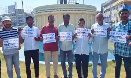 BC की जायज़ मांगों को पूरा करने के लिए प्लेकार्ड लेकर विरोध प्रदर्शन