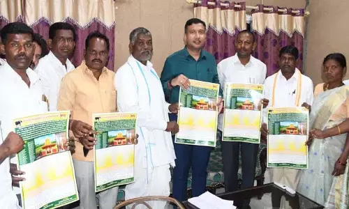 जिला कलेक्टर को Khandev Jatara में शामिल होने का न्योता