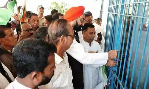 Odisha कांग्रेस ने टाटा पावर ऑफिस पर लगाया ताला Odisha कांग्रेस ने टाटा पावर ऑफिस पर लगाया ताला