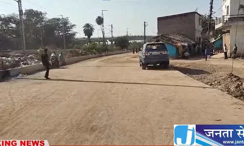 सरस्वती नगर फाटक इलाके में सड़क चौड़ीकरण के बाद धूल-गंदगी से लोग परेशान सरस्वती नगर फाटक इलाके में सड़क चौड़ीकरण के बाद धूल-गंदगी से लोग परेशान
