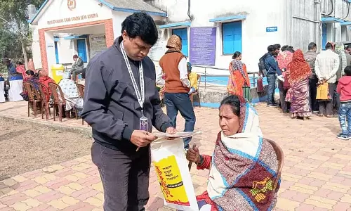 SIR List में अनमैप्ड, बांकुरा के पिता सुनवाई में छड़ी के साथ पेश हुए SIR List में अनमैप्ड, बांकुरा के पिता सुनवाई में छड़ी के साथ पेश हुए
