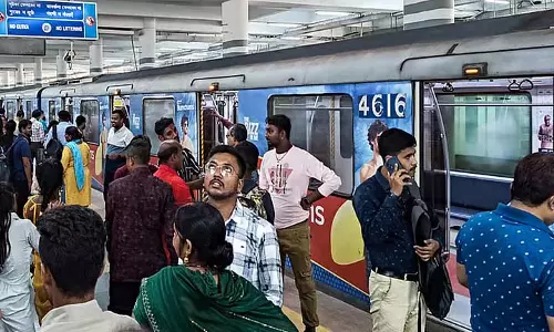 Maidan station पर अप लाइन पर यात्री कूदा, जिससे सेवाएं बाधित हुईं Maidan station पर अप लाइन पर यात्री कूदा, जिससे सेवाएं बाधित हुईं