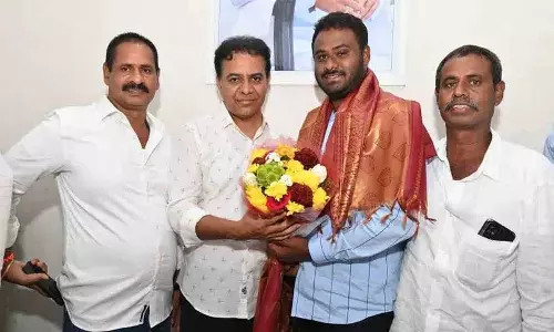 Thangallapalli Mandal के सरपंचों ने केटीआर से मुलाकात की, स्थानीय मुद्दों के समाधान का अनुरोध किया Thangallapalli Mandal के सरपंचों ने केटीआर से मुलाकात की, स्थानीय मुद्दों के समाधान का अनुरोध किया