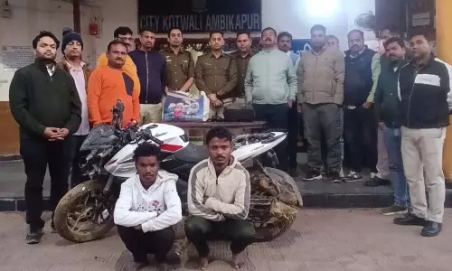 स्कूटी सवार कारोबारी से 20 लाख की लूट, 2 लूटेरे गिरफ्तार