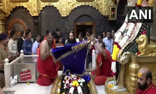 मुंबई के अनंत अंबानी ने शिर्डी साईं बाबा मंदिर में अर्चना कर की प्रार्थना, श्रद्धालुओं में उत्साह