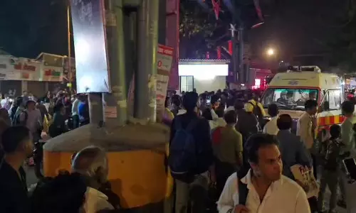 BREAKING: बस में सवार यात्रियों पर टूटा कहर, 4-5 लोगों को कुचला BREAKING: बस में सवार यात्रियों पर टूटा कहर, 4-5 लोगों को कुचला