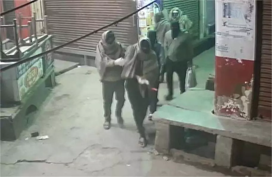 Haryana: ज्वेलर की दुकान से करोड़ों की चोरी, हथियारों से लैस होकर आए बदमाश Haryana: ज्वेलर की दुकान से करोड़ों की चोरी, हथियारों से लैस होकर आए बदमाश