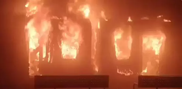 ट्रेन में आग लगने से एक यात्री जिंदा जला, लोको पायलट की सूझबूझ ने बचाई 158 जिंदगियां ट्रेन में आग लगने से एक यात्री जिंदा जला, लोको पायलट की सूझबूझ ने बचाई 158 जिंदगियां