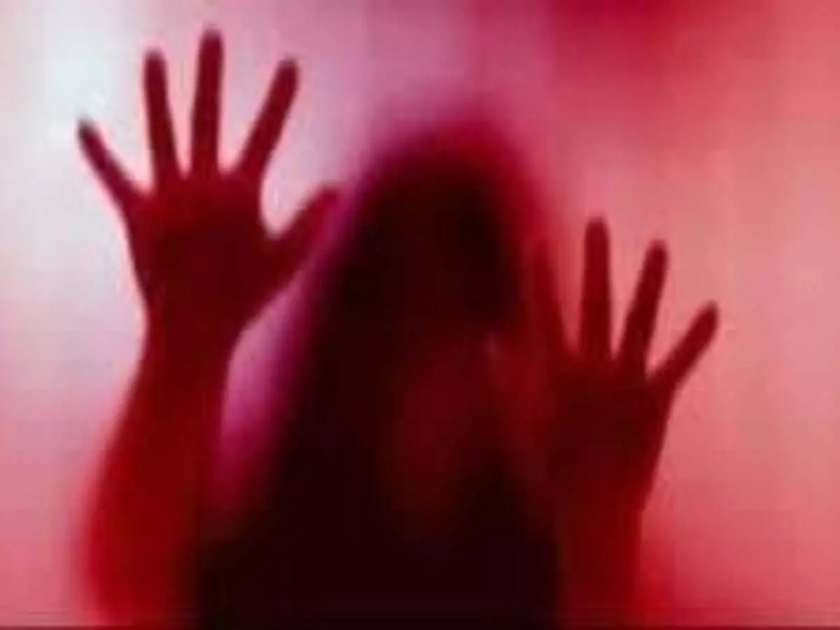 दरिंदगी की हर सीमा पार: नाबालिग से दुष्कर्म, तस्वीरें और वीडियो शेयर किया दरिंदगी की हर सीमा पार: नाबालिग से दुष्कर्म, तस्वीरें और वीडियो शेयर किया